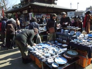 高幡不動の「ござれ市」は「何でもござれ」の宝の山 | リビング多摩Web