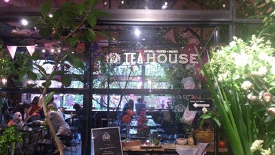 花に囲まれてハーブティーを Tea House 青山フラワーマーケット 世界のteacupから リビング田園都市web