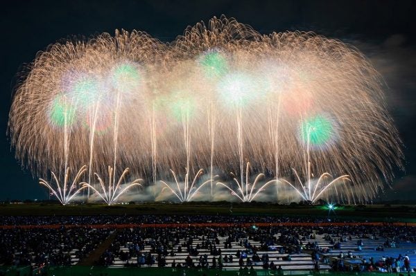 10 1 土 こうのす花火大会 秋の夜空を約1万5000発が彩る リビング埼玉web