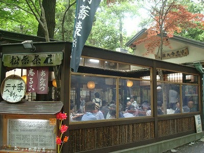 樹齢300年の木が貫く 深大寺手打ちそば処 松葉茶屋 リビングむさしのweb