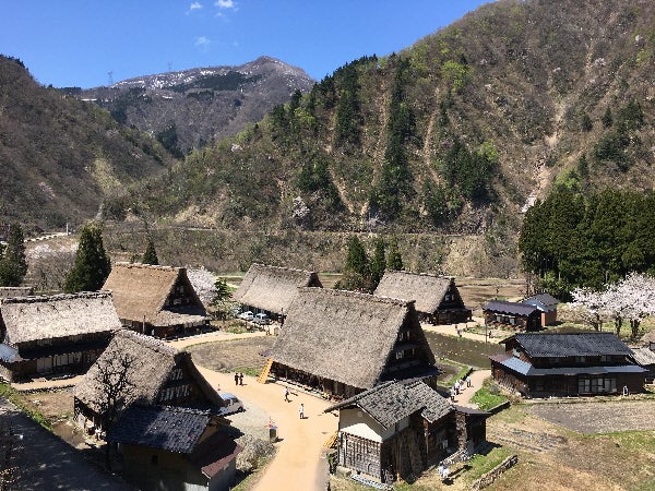 春の北陸絶景♡「海越しの立山連峰」雨晴海岸～五箇山【富山】 | リビングメイト - おでかけ | 大人ちょこっと旅～絶景と御朱印を求めて♡ |  リビングメイト | リビングWeb