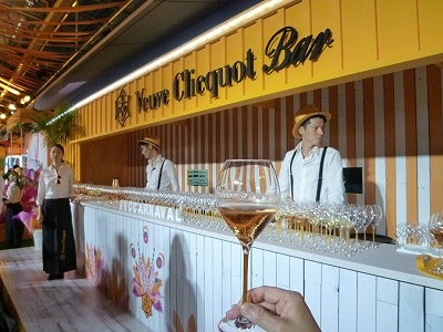 シャンパンとサンバで熱い夜 ヴーヴ クリコの屋外バーが六本木ヒルズに出現 スタッフの東京コレクション リビング東京web