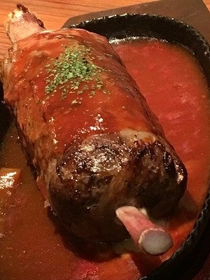 重さ450g 憧れの骨付き肉をがぶりっ 梅田 炭焼きmeat 居酒屋 リビング大阪web