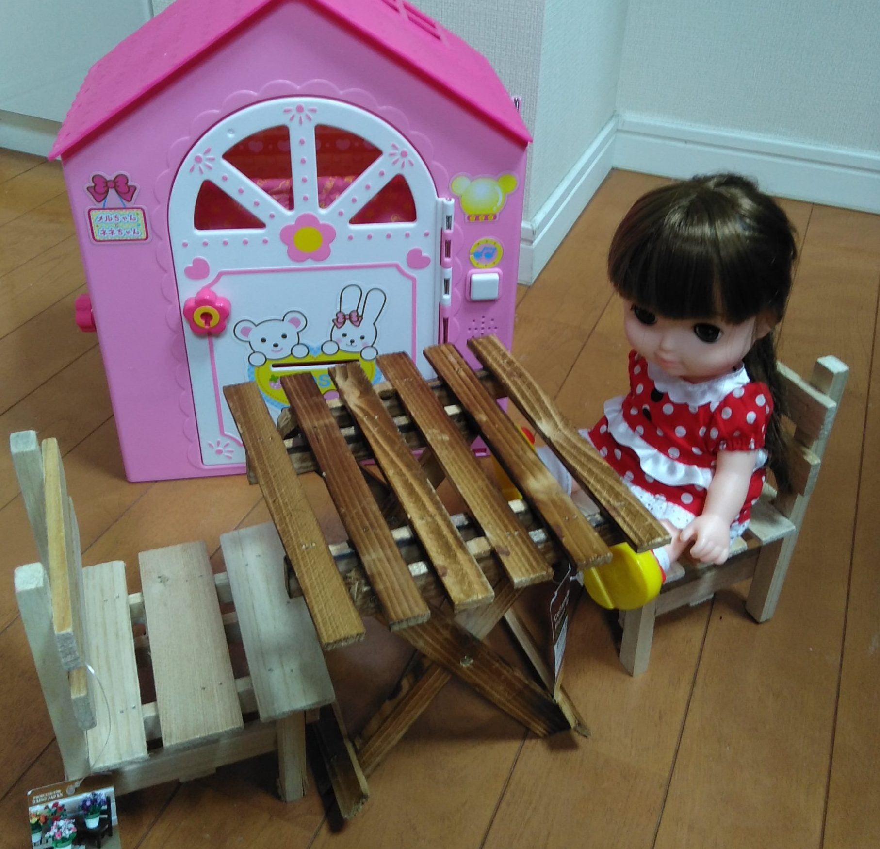 100均の花台がメルちゃん レミン ソランの人形用家具に ダイソー リビングメイト 子育て 節約育児 チリツモ精神で充実life リビングメイト リビングくらしナビ