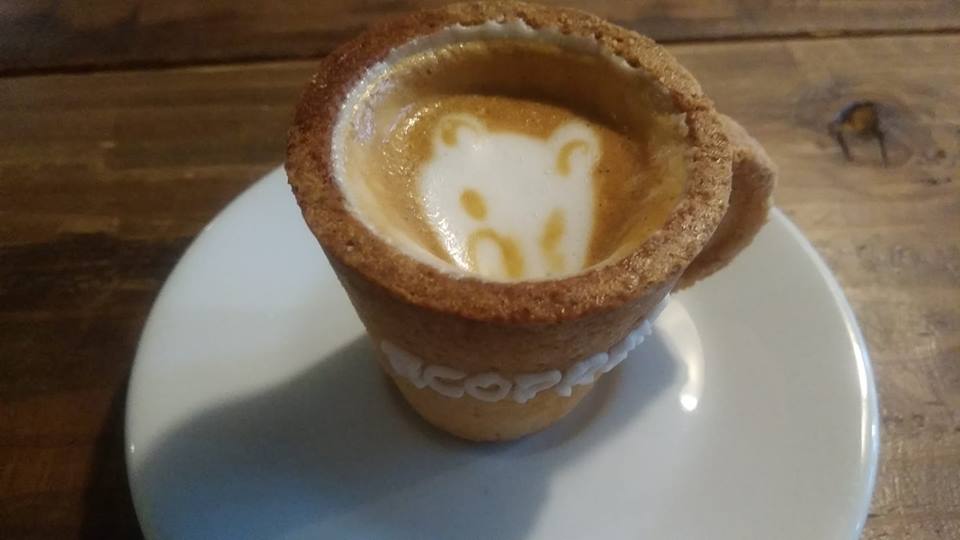 カップを食べちゃう エコプレッソ もラテアートも人気 大阪天満橋 アールジェイカフェ リビング大阪web