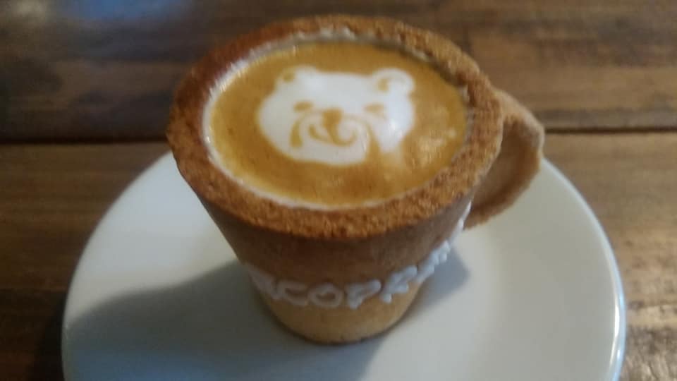 カップを食べちゃう エコプレッソ もラテアートも人気 大阪天満橋 アールジェイカフェ リビング大阪web