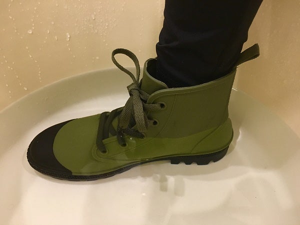 ワークマン 深さ7cmの水たまりも耐える ハイカットスニーカーみたいな防水シューズ ニュースコラム リビングくらしナビ