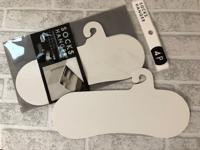 セリアで見つけたソックスハンガーで収納美人に リビングメイト ファッション 人生はこれからが面白い リビングメイト リビングくらしナビ