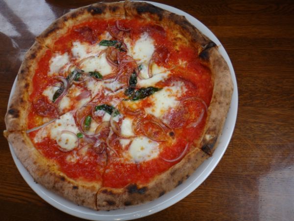 薪で焼き上げた熱々の絶品ピザ ピッツェリア プリマ プンタ リビング千葉web