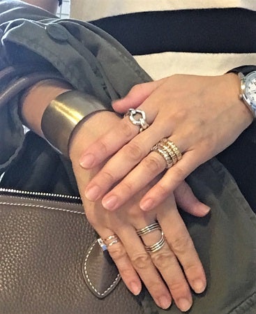 リングやブレスは 盛る ほどおしゃれ 重ねづけの 黄金ルール を実例付きで解説 ニュースコラム リビングくらしナビ