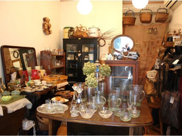 移転オープン・アンティーク雑貨＆アクセサリーの「Zakka Karaku