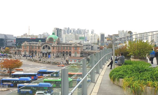 プチぜいたくソウル旅 ソウル都心部を空中散歩 南大門市場からソウル駅に続く歩道橋 ソウルロ7017 リビングえひめweb