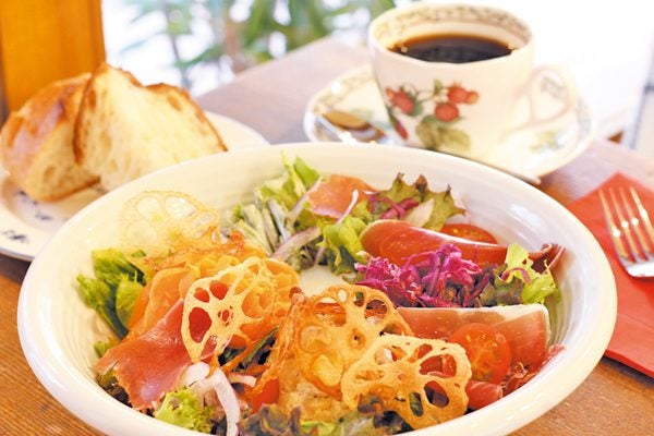 サラダランチのボリュームがすごい おしゃれ食堂 マチルダ リビング仙台web