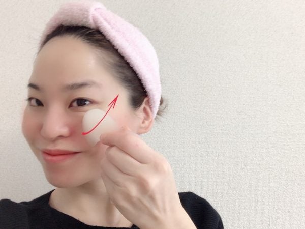 マスク生活で顔がたるんできたら 100均の かっさプレート でめざせ小顔 ニュースコラム リビングくらしナビ