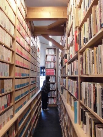 松山古本屋めぐり1 道後公園近く木の香り漂う『古書猛牛堂』＠岩崎町