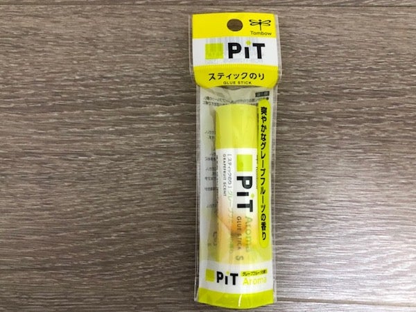 ダイソーで発見 パケ買いしたpitスティックのりが正解 リビングメイト 趣味 Enjoy 主婦ing リビングメイト リビングくらしナビ