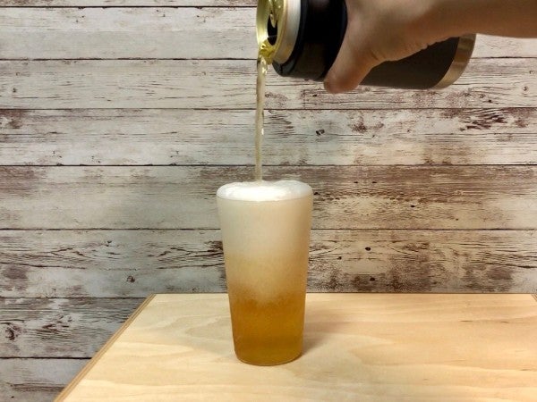 コレクション ビール 缶 グラス 注ぐ 泡