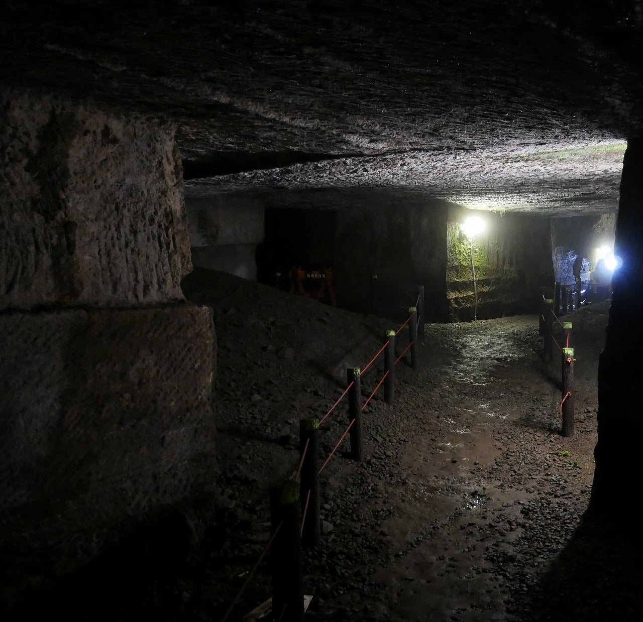 リビング発 私のひんやり 地底探訪 大谷石と同じ凝灰岩の採掘現場 伊豆 室岩洞 へ潜入 リビング栃木web リビング発 私のひんやり 地底探訪 大谷石と同じ凝灰岩の採掘現場 伊豆 室岩洞 へ潜入 リビング栃木web