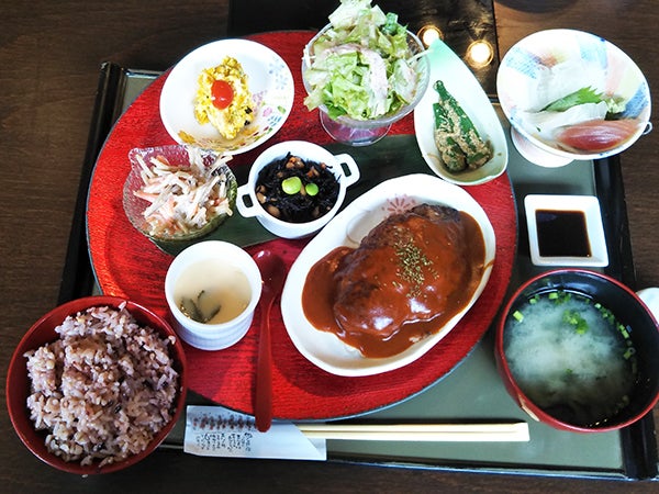 鹿児島市荒田 フワフワハンバーグの満腹ランチ 楽園の食卓 リビングかごしまweb