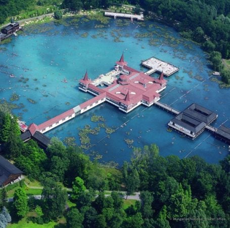 鹿児島 温泉大国ハンガリー人が仰天 霧島温泉最古の岩風呂 目の湯 リビングかごしまweb