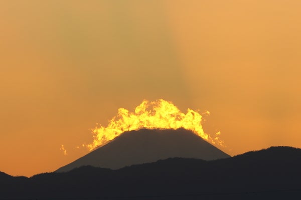 大変です！富士山が燃えています！！｜Madame MのCamera | リビング