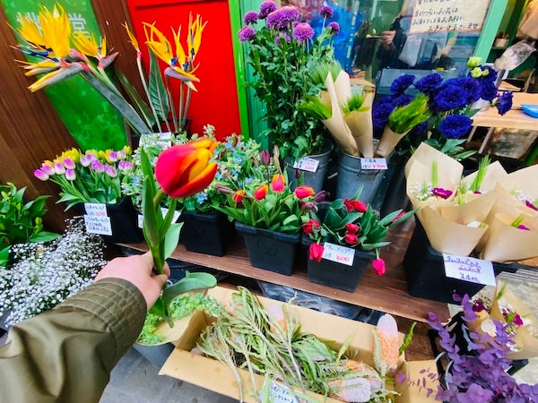 下高井戸 昭和レトロな駅前市場の素敵なお花屋さん フラワーバー ガーデナ Danさんのアコーディオンライブも リビング東京web