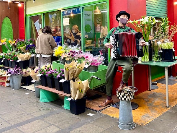 下高井戸 昭和レトロな駅前市場の素敵なお花屋さん フラワーバー ガーデナ Danさんのアコーディオンライブも リビング東京web