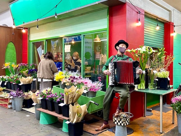 下高井戸 昭和レトロな駅前市場の素敵なお花屋さん フラワーバー ガーデナ Danさんのアコーディオンライブも リビング東京web