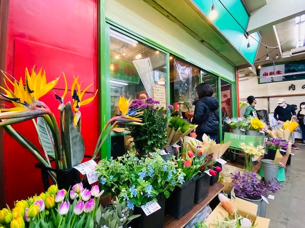 下高井戸 昭和レトロな駅前市場の素敵なお花屋さん フラワーバー ガーデナ Danさんのアコーディオンライブも リビング東京web