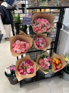 破格の花屋 1束390円 ユニクロのお花屋さん Uniqlo Flower 銀座 リビングメイト おでかけ 休む事よりアクティブに 毎日全力全力 リビングメイト リビングくらしナビ