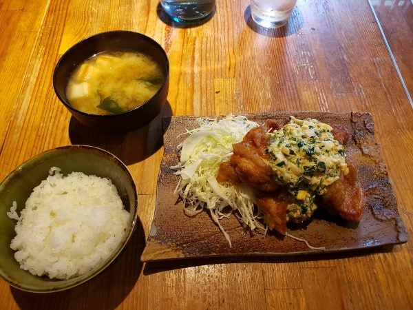 名物チキン南蛮はニラの中華風タルタルソースで‼ 北浜「日本のお