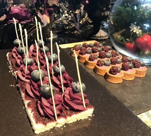 アートホテル大阪ベイタワー 紫 と 黒 がテーマカラーのビュッフェでミステリアスなひとときを 編集部くるくる日記 リビング北摂web