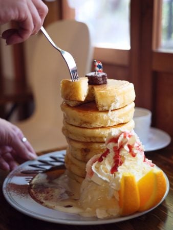 鳥飼 インスタ映えを通り越す パンケーキタワーの ビアンコ ブランコ リビングふくおか 北九州web