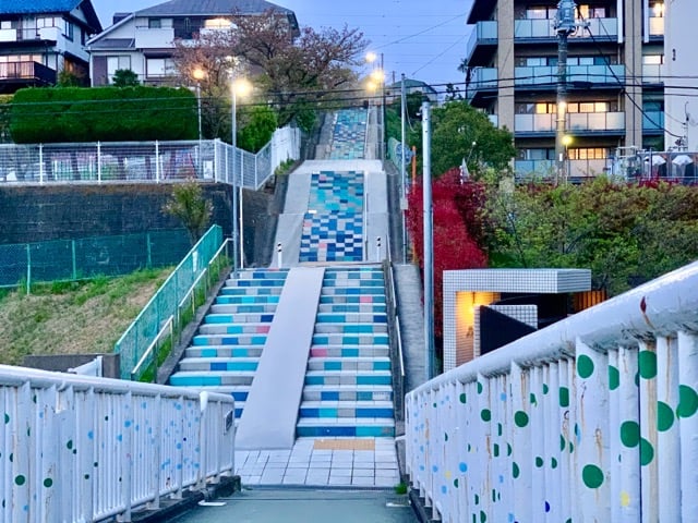 たまプラーザ駅】カラフルで見ごたえのある100段階段！！ | リビング