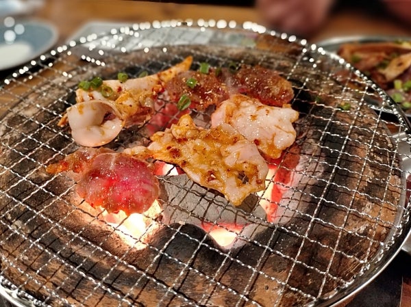 安旨！新鮮！これぞ秩父のソウルフード「秩父焼肉ホルモン酒場 まる助」大宮一番街店｜居酒屋 | リビング埼玉Web