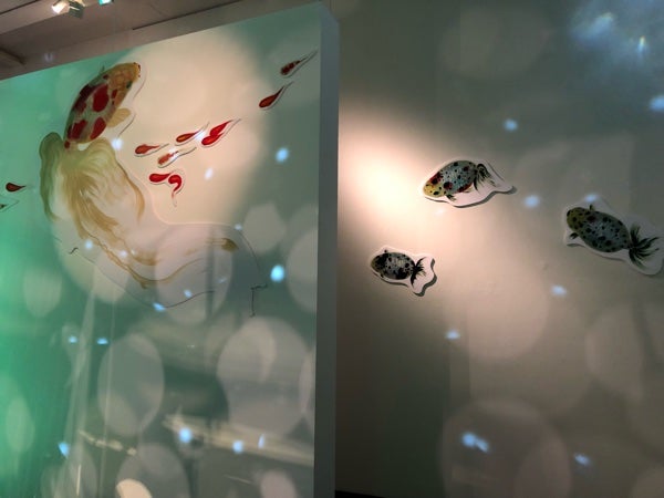 上野の森美術館】まるで本物の金魚！ 深堀隆介展「金魚鉢、地球鉢