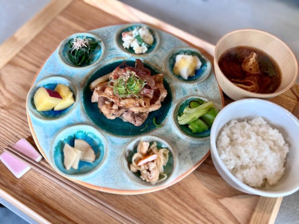 土佐堀に出現！個性的アートな器でおかんの一汁八菜ランチ「食卓堂