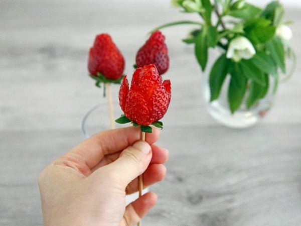 イチゴがバラに 簡単なのにかわいすぎる いちごの飾り切り3種 ニュースコラム リビングくらしナビ