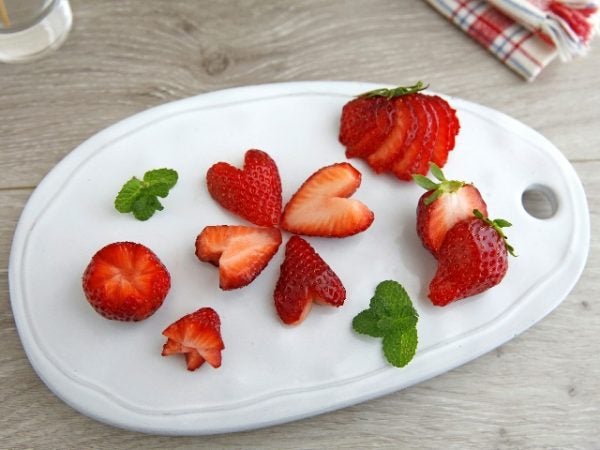 イチゴがバラに 簡単なのにかわいすぎる いちごの飾り切り3種 ニュースコラム リビングくらしナビ