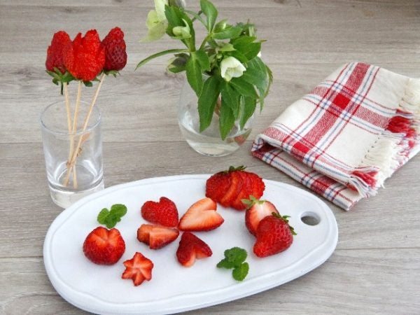 イチゴがバラに 簡単なのにかわいすぎる いちごの飾り切り3種 ニュースコラム リビングくらしナビ