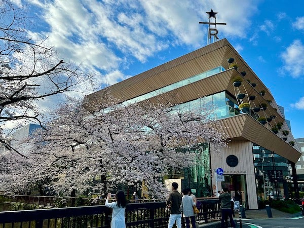 スタバ】休日早朝に”リザーブ®︎ロースタリー東京”で花見ブランチ♪待ち時間は急変も？ | リビングメイト - グルメ |  ゆるヘルシー♪アジアン寄りのカラフル散歩 | リビングメイト | リビングWeb