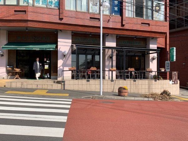 焼きたてのパンを食べつつたまプラの風に吹かれる幸せ ラ ベルコリーヌ リビング田園都市web