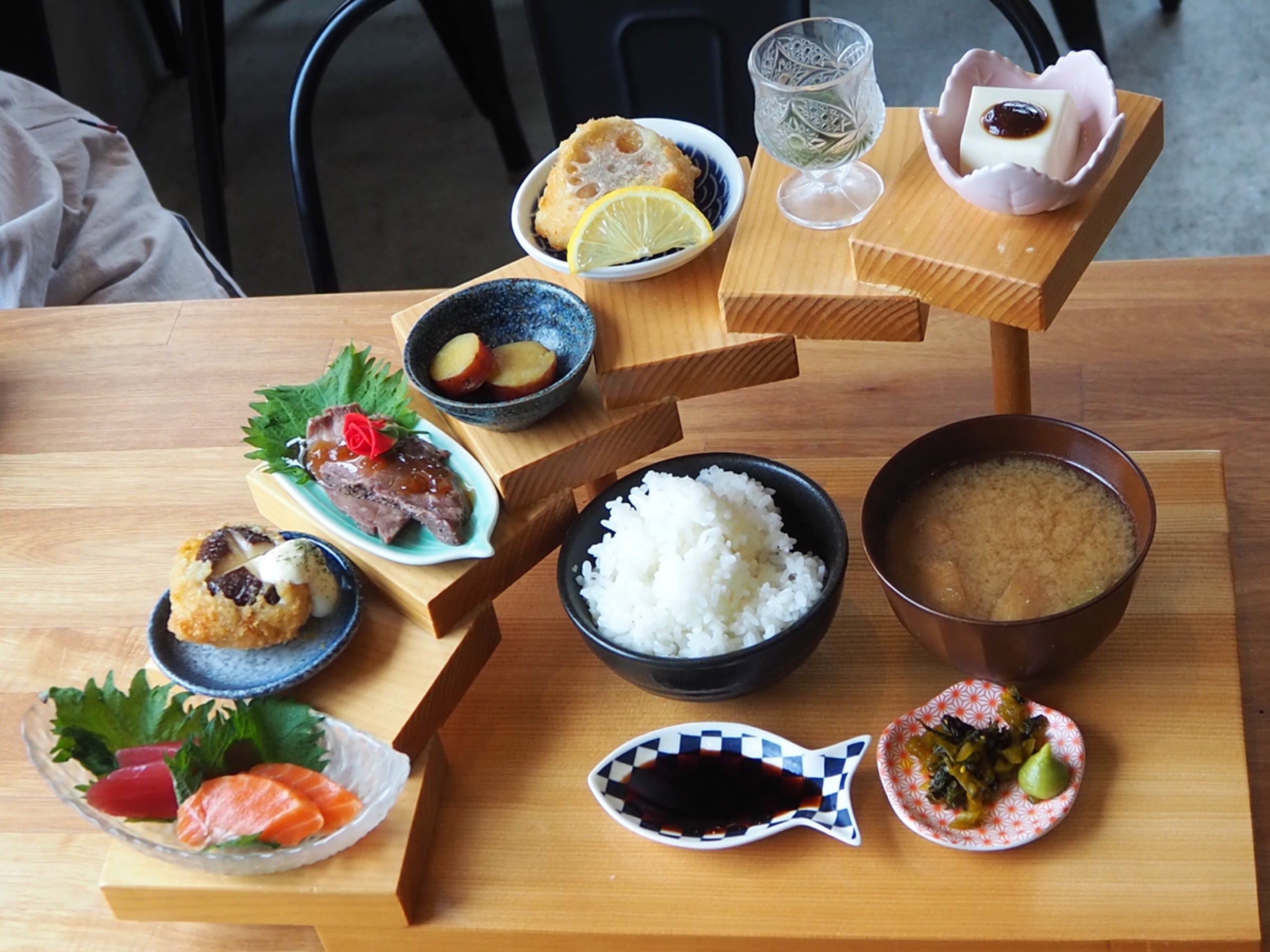 ママさん店主が作るお魚屋さんの「階段御膳」。堺市南区「和食カフェ魚