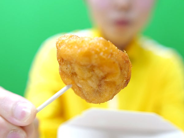 ハッピーターン味の焼きそば、オレ、ホームパイ、からあげクンを食べて