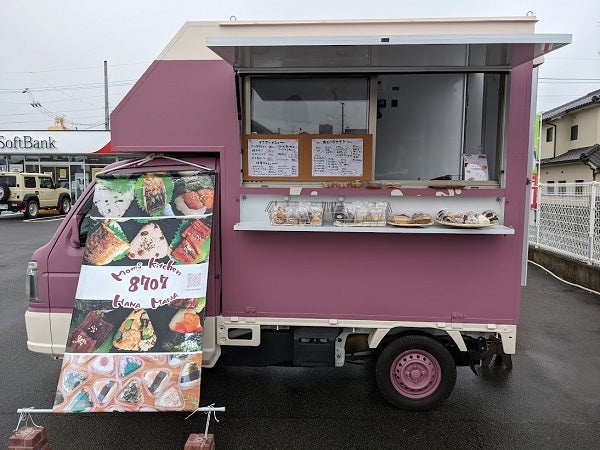 小ぶりなサイズ感が嬉しいおむすびキッチンカー『8707（ハナマナ