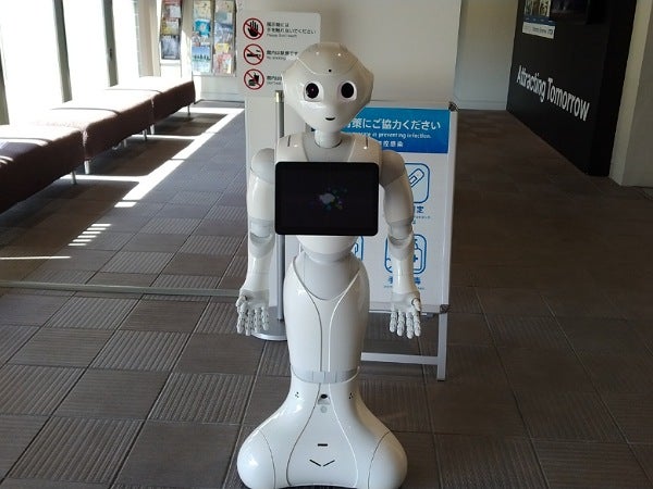 秋田弁を話すペッパー君も チームラボ を体験しに秋田へ リビング仙台web 秋田弁を話すペッパー君も チームラボ を体験しに秋田へ リビング仙台web