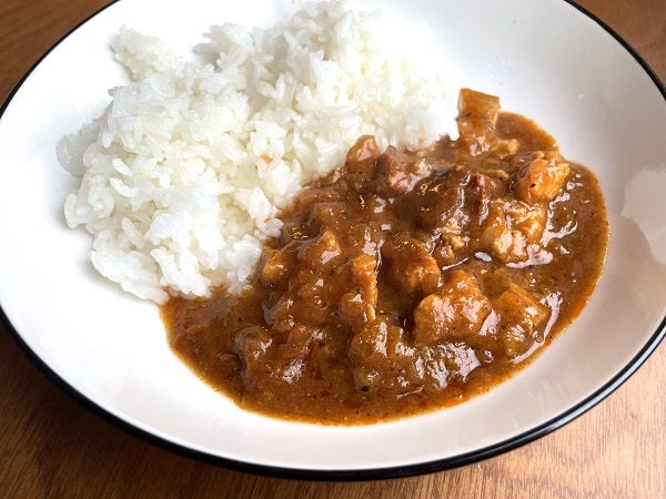 ファミマやカルディでも買える！じわじわブームの「ポークビンダルーカレー」3種食べ比べ｜ニュースコラム | リビングくらしナビ