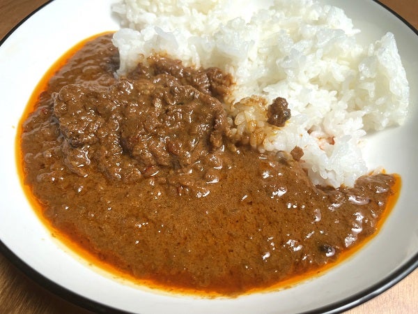 ファミマやカルディでも買える！じわじわブームの「ポークビンダルーカレー」3種食べ比べ｜ニュースコラム | リビングくらしナビ