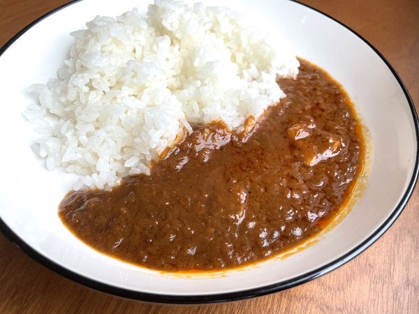 ファミマやカルディでも買える！じわじわブームの「ポークビンダルーカレー」3種食べ比べ｜ニュースコラム | リビングくらしナビ