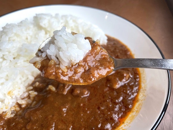 ファミマやカルディでも買える！じわじわブームの「ポークビンダルーカレー」3種食べ比べ｜ニュースコラム | リビングくらしナビ